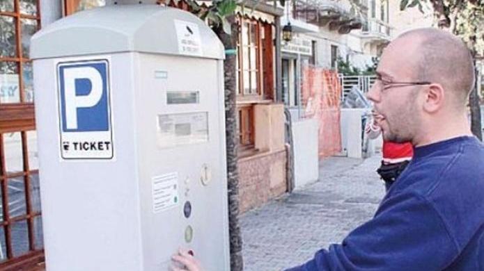 Servono cartelli che segnalino le nuove regole sulla sosta
