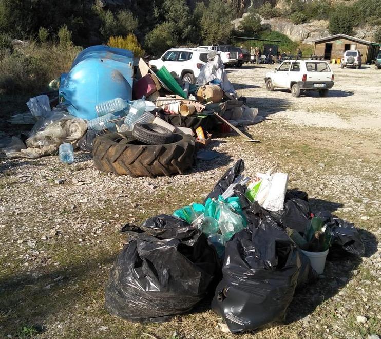 Pneumatici, tv e sanitari i cacciatori liberano Monte Calvi dai rifiuti