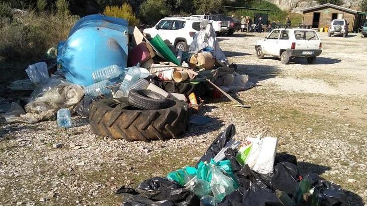 Pneumatici, tv e sanitari i cacciatori liberano Monte Calvi dai rifiuti
