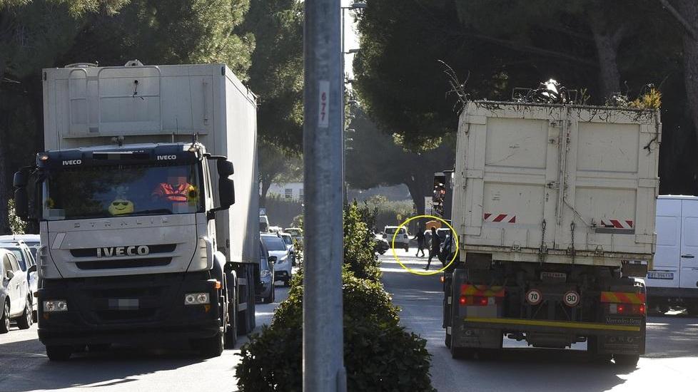 Ottocento camion e tir al giorno davanti a scuole e case: da via Uranio parte esposto alla Procura