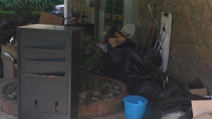 Mucchi di rifiuti e un fetore insopportabile «Costretti a vivere nel palazzo discarica»