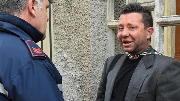 Perde i requisiti per i contributi, s’incatena al Coeso