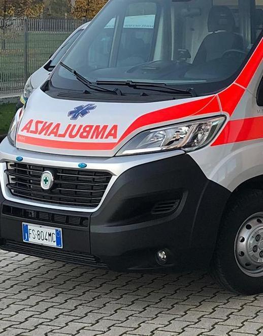 Bambina di 9 anni attraversa la strada e un’auto la investe 