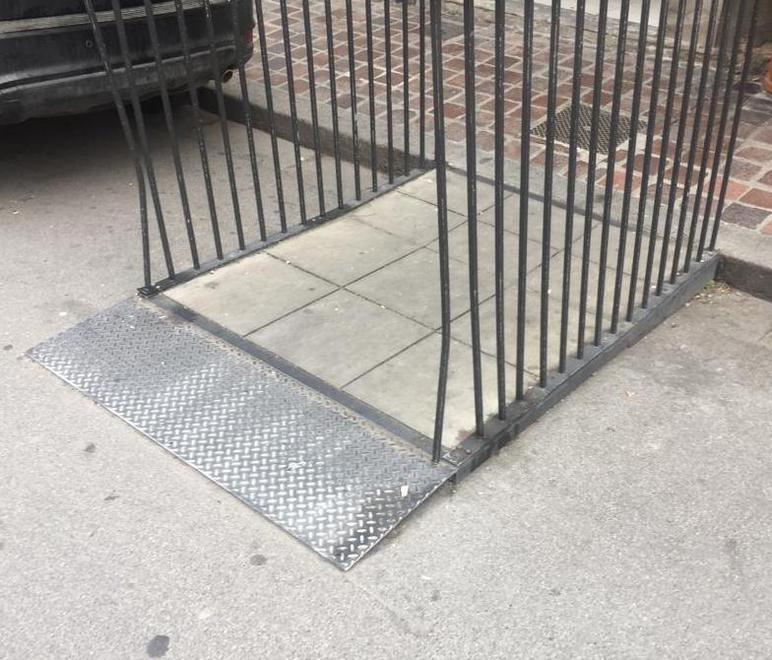 Aggiustati la rampa disabili e il pilomat in via Oberdan