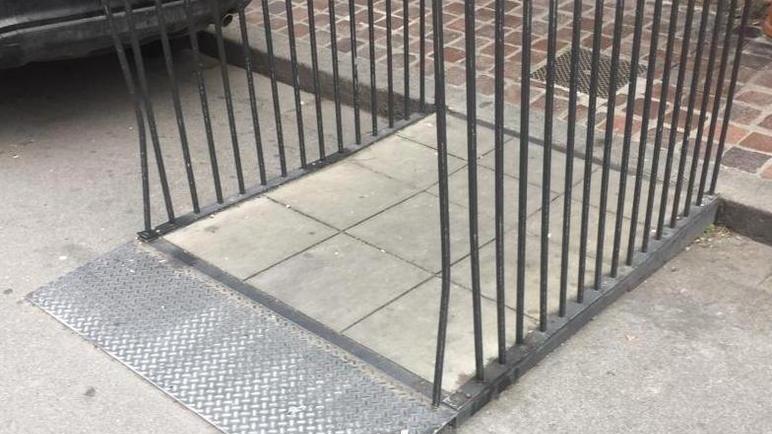 Aggiustati la rampa disabili e il pilomat in via Oberdan
