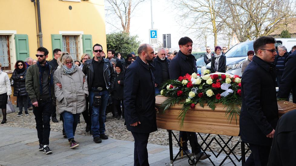Addio a Bortolotti Folla per il funerale 