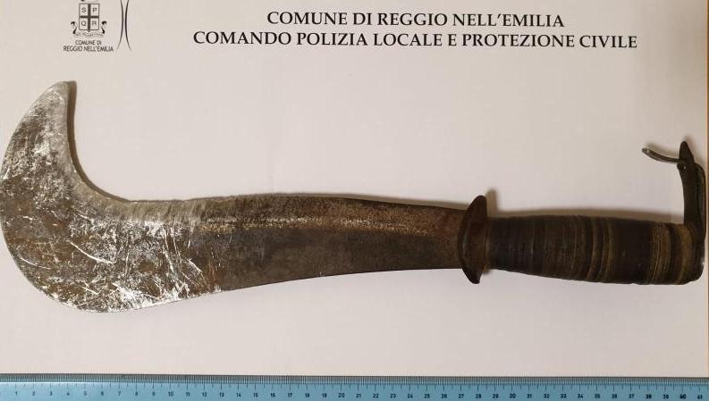 Ruba nell’asilo Malaguzzi e ferisce tre agenti: arrestato 