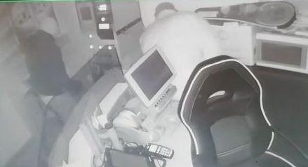 Bastano meno di due minuti per la spaccata col tombino 
