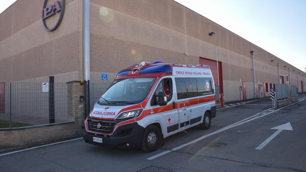 Camionista grave dopo la caduta dal rimorchio