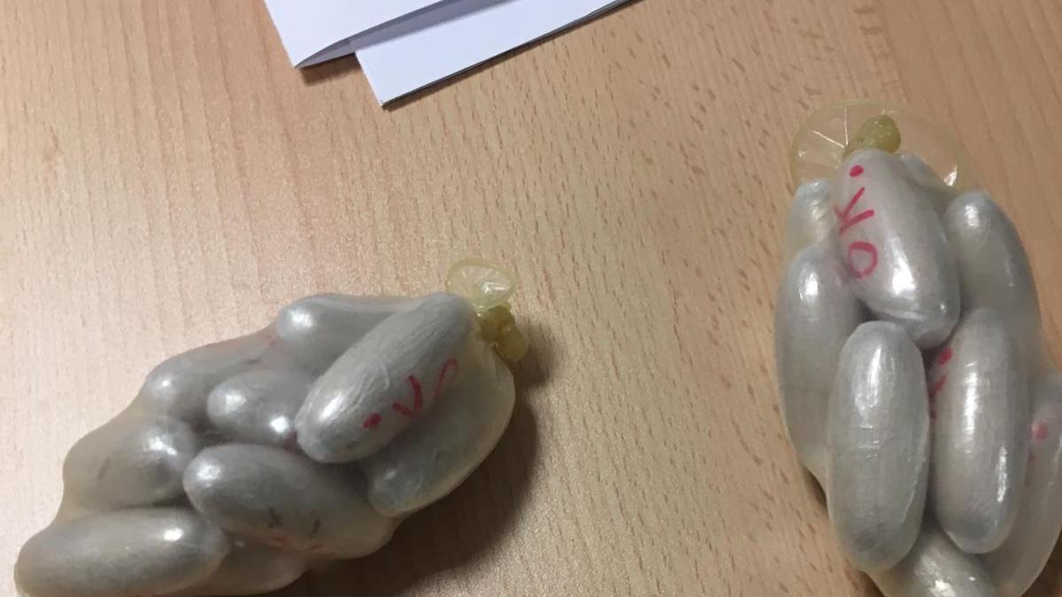 Gli ovuli sequestrati dalla squadra mobile