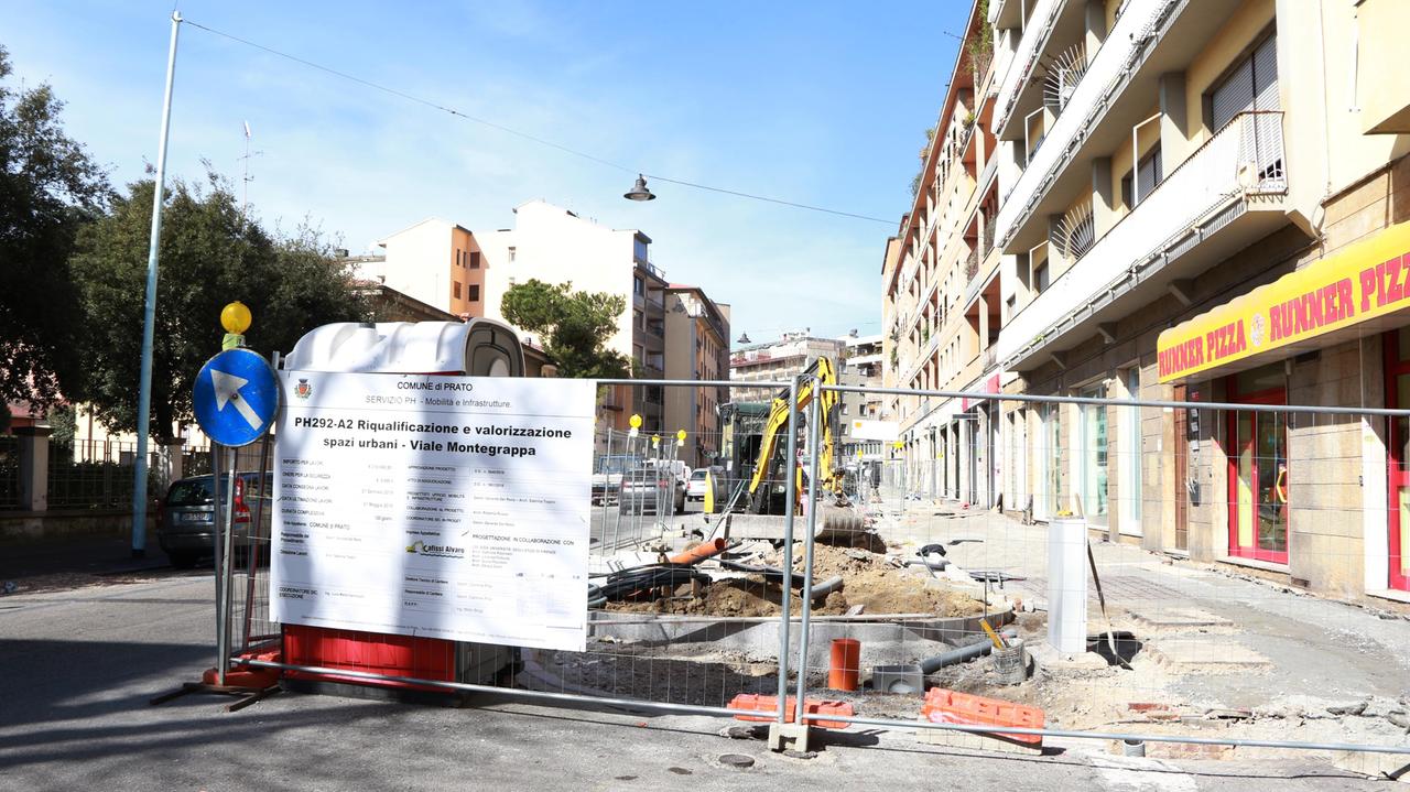 Il cantiere sul viale Montegrappa (foto Batavia)