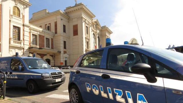 Volanti della polizia alla stazione centrale di Prato