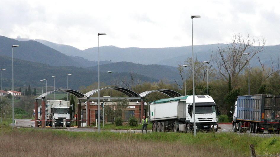 Camion in ingresso alla discarica di Scapigliato