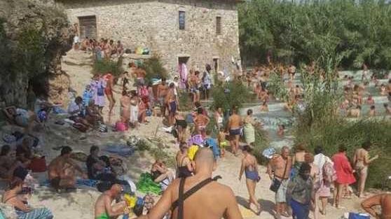 Saturnia, l’accesso alle cascatelle sarà contingentato. E spunta l’ipotesi di un ticket simbolico