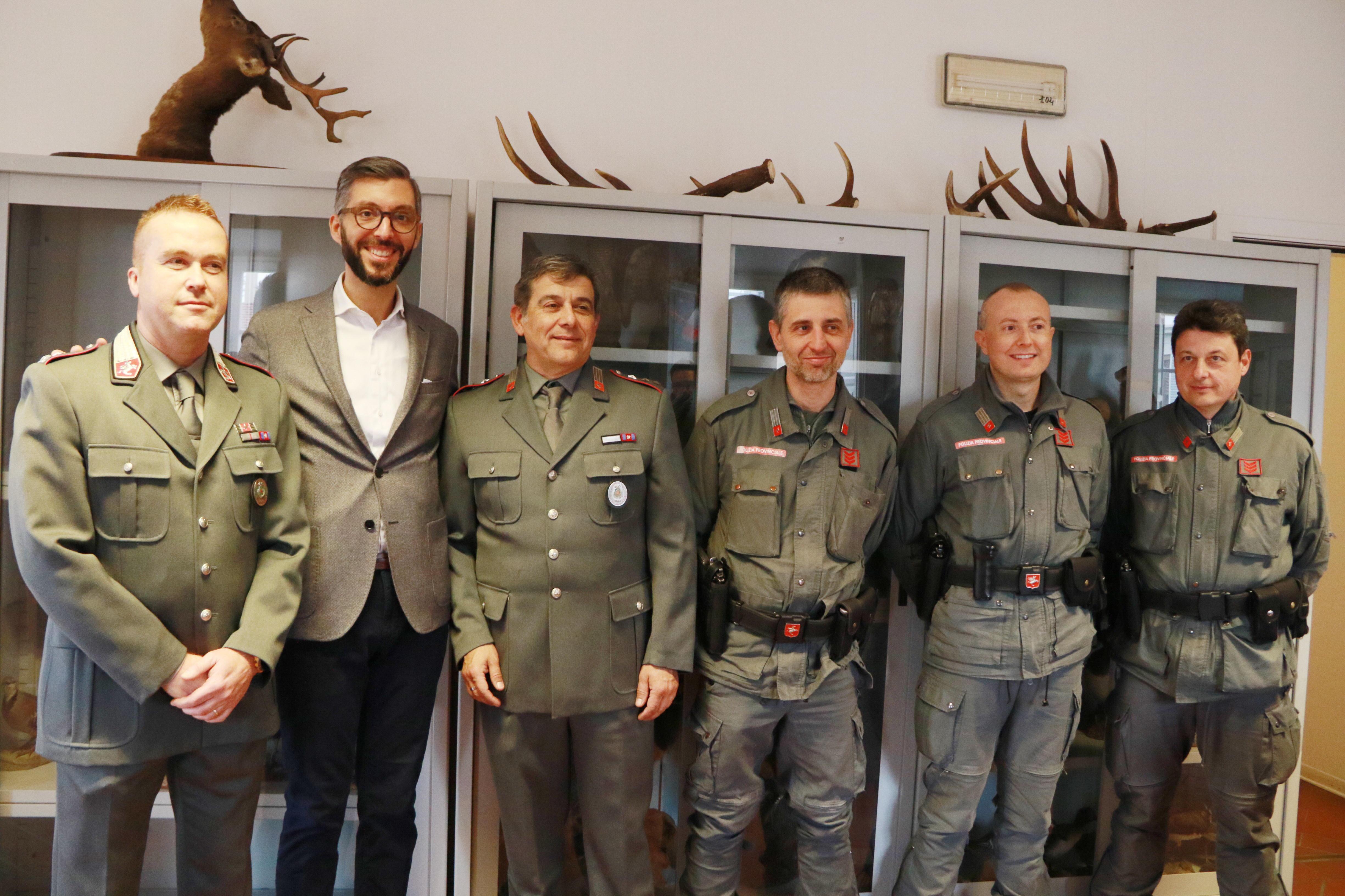 Il presidente della Provincia di Prato Francesco Puggelli insieme al personale della Polizia provinciale