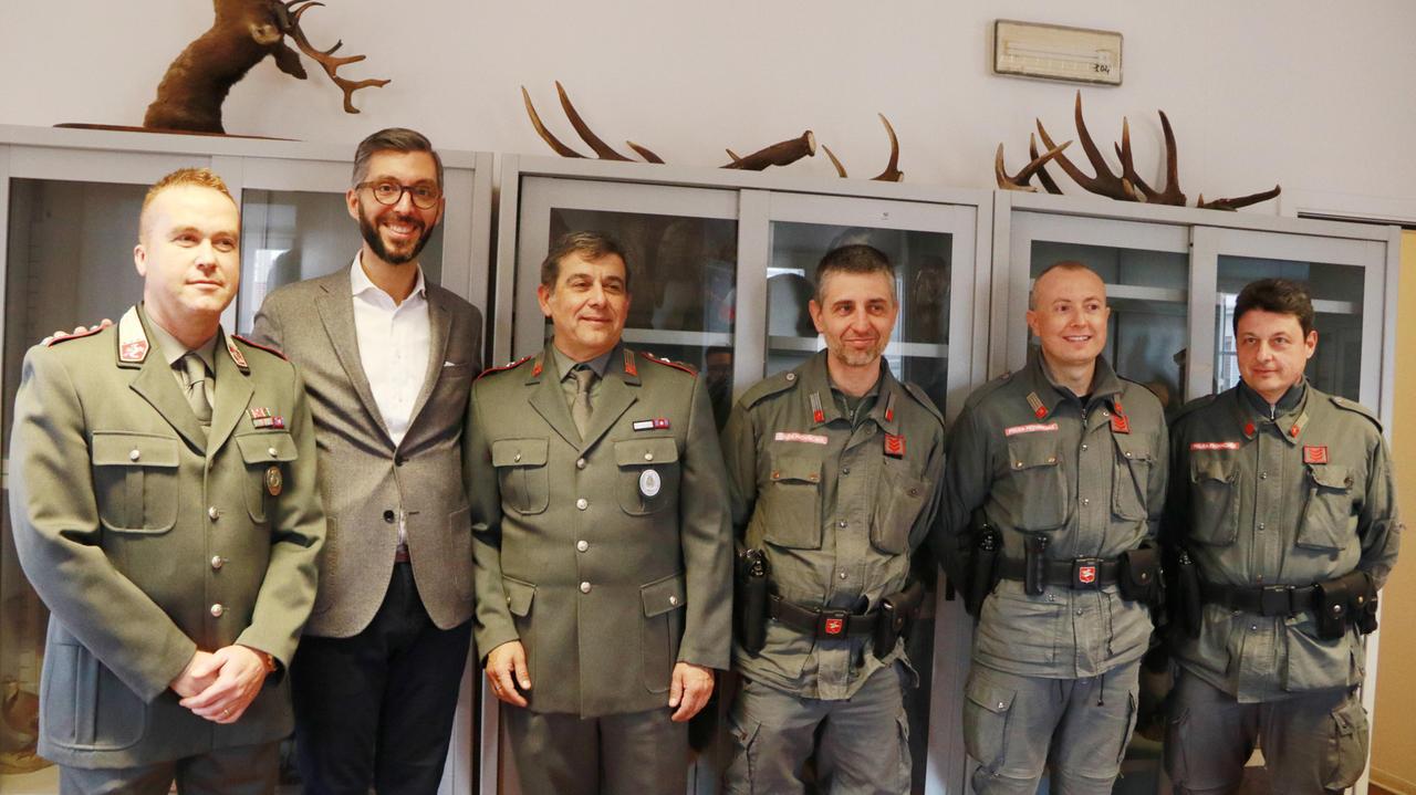 Il presidente della Provincia di Prato Francesco Puggelli insieme al personale della Polizia provinciale