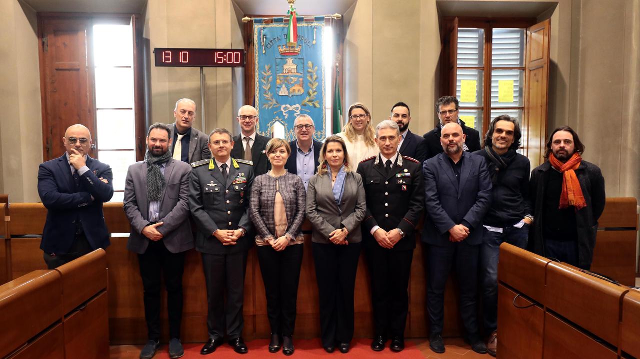 Forze dell'ordine, capeggiata dalla prefetta Lega e sindaci dell'Empolese valdesa con Brenda Barnini padrona di casa (foto Carlo Sestini)
