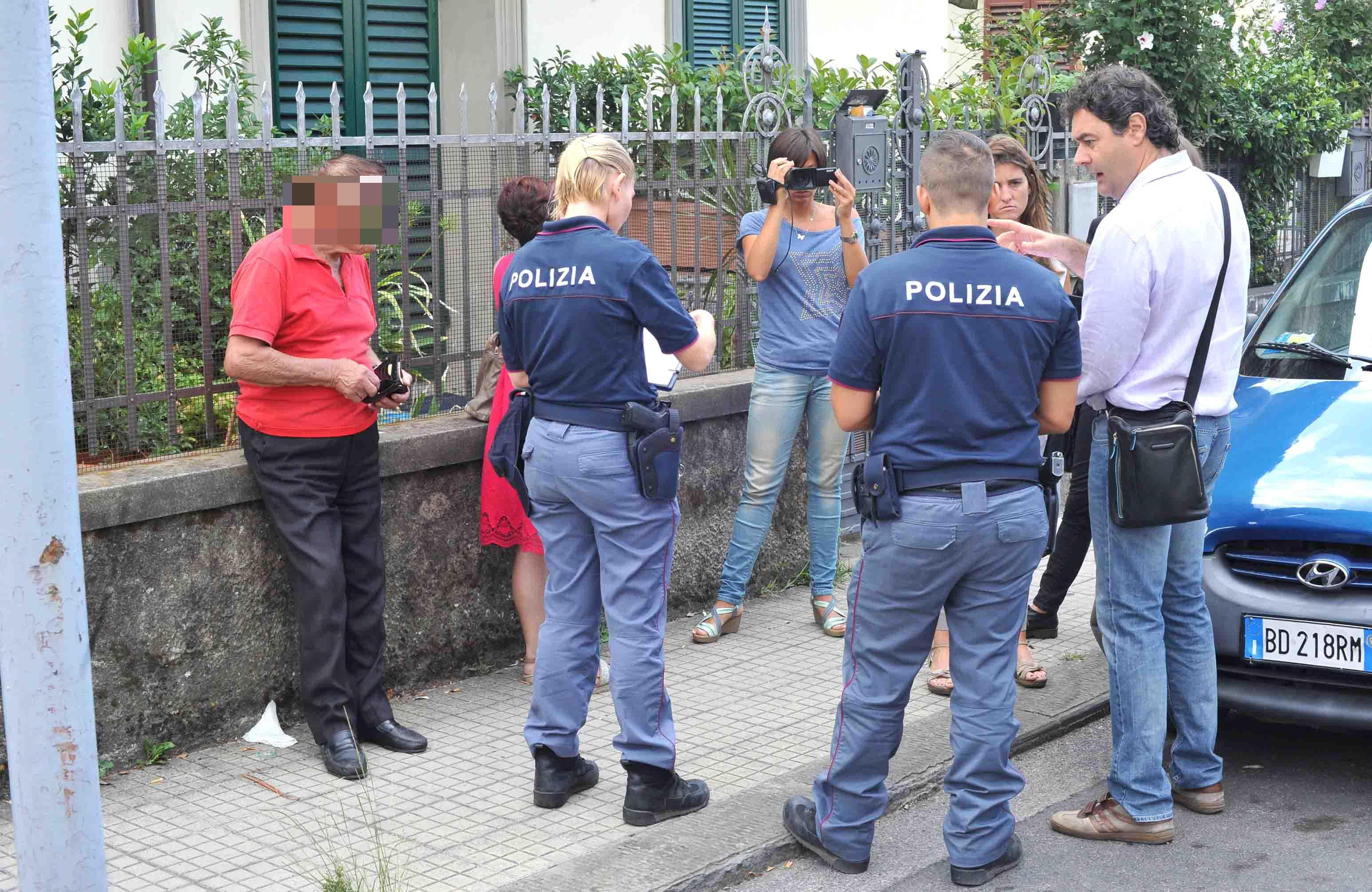 L'intervento della polizia davanti all'abitazione dell'anziano