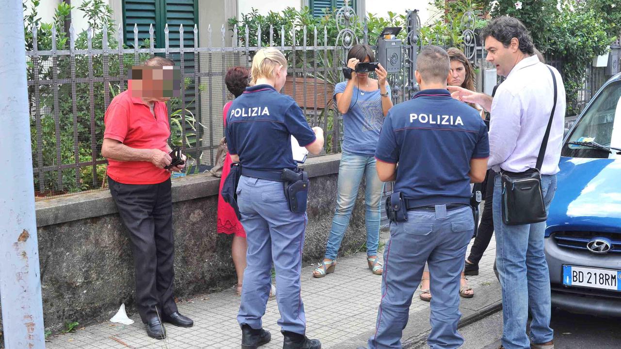 L'intervento della polizia davanti all'abitazione dell'anziano
