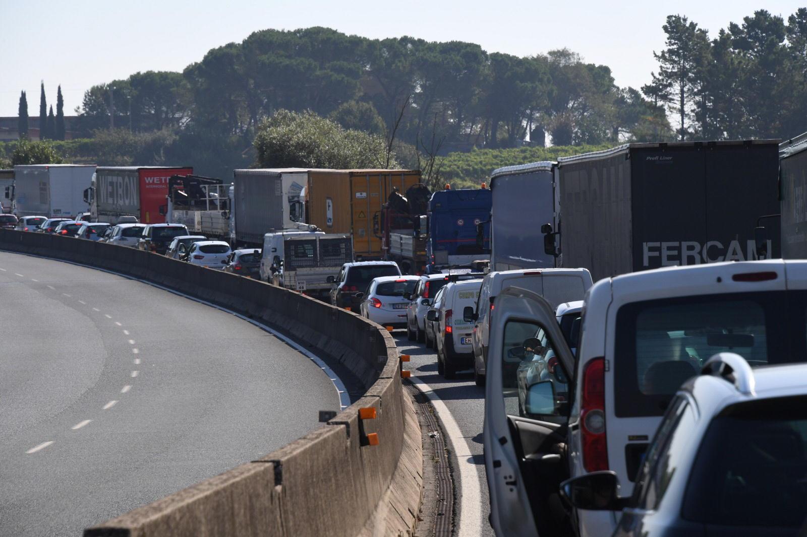 Tutti fermi in coda sulla Fi-Pi-Li, un'immagine che è anche un marchio di fabbrica sulla superstrada
