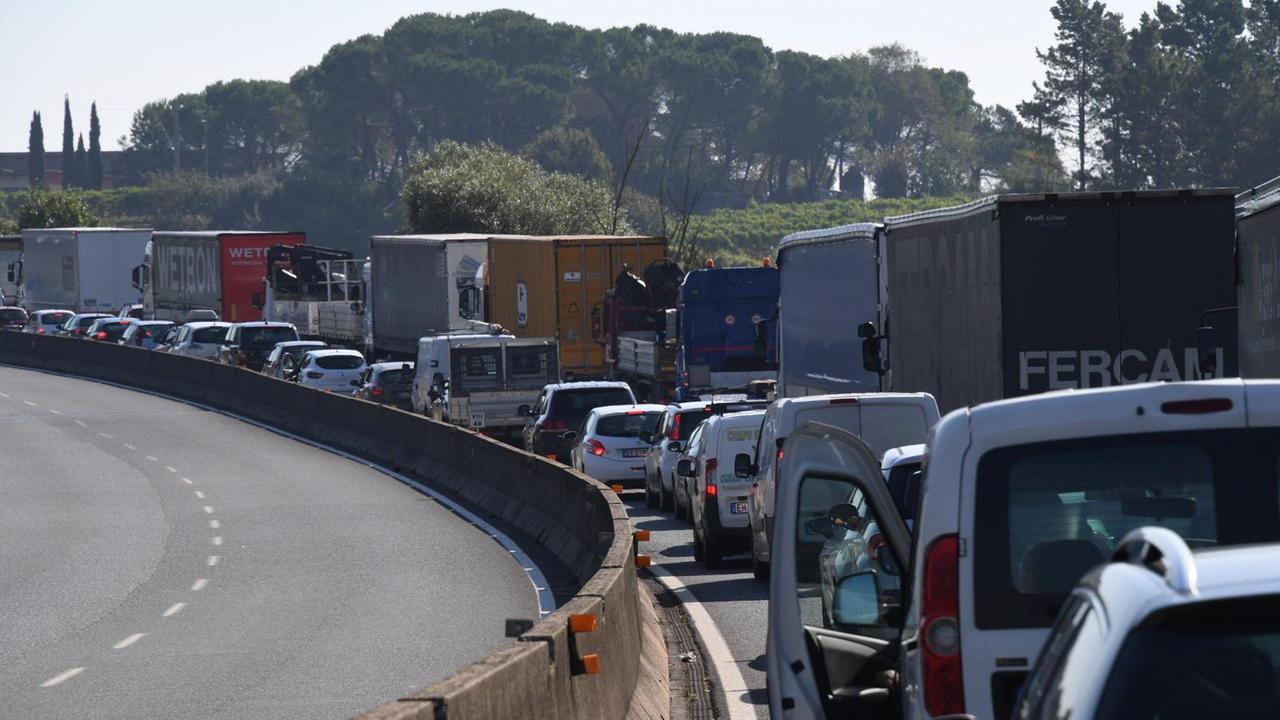 Tutti fermi in coda sulla Fi-Pi-Li, un'immagine che è anche un marchio di fabbrica sulla superstrada