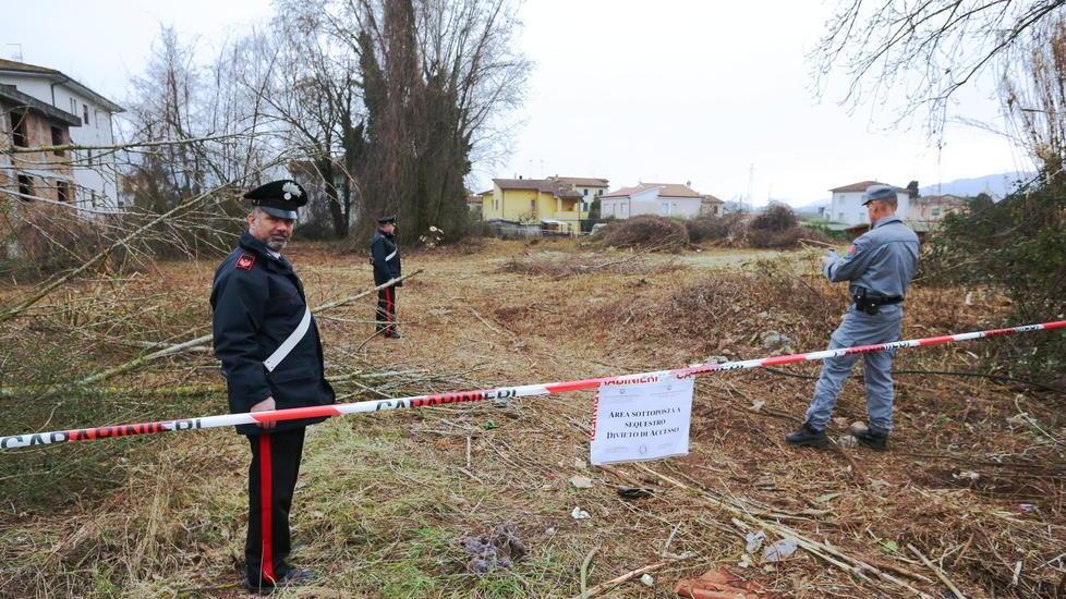 Eternit, calcinacci e rifiuti seppelliti: sigilli all’ex parcheggio della Casina rossa