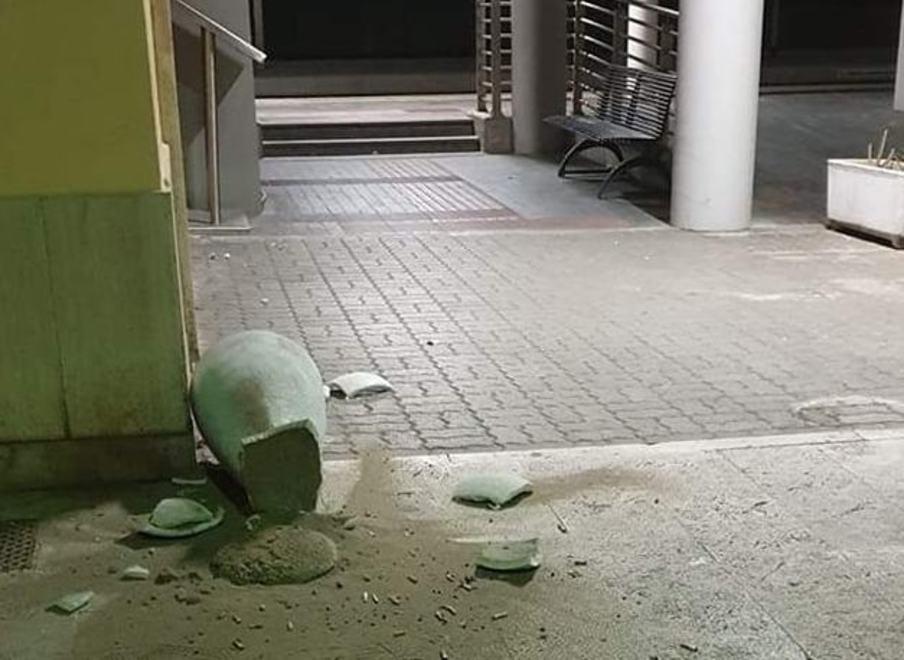 Dà in escandescenze e si sfoga sugli arredi della stazione: fermato