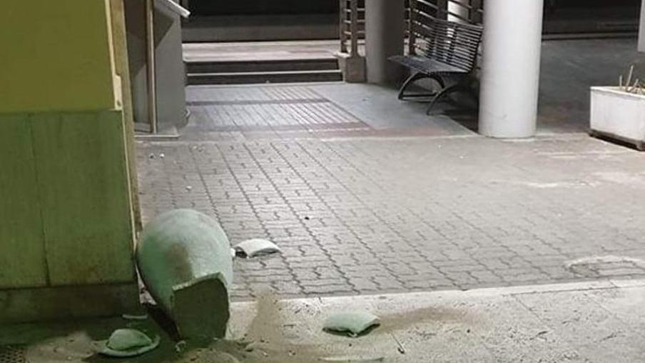 Dà in escandescenze e si sfoga sugli arredi della stazione: fermato