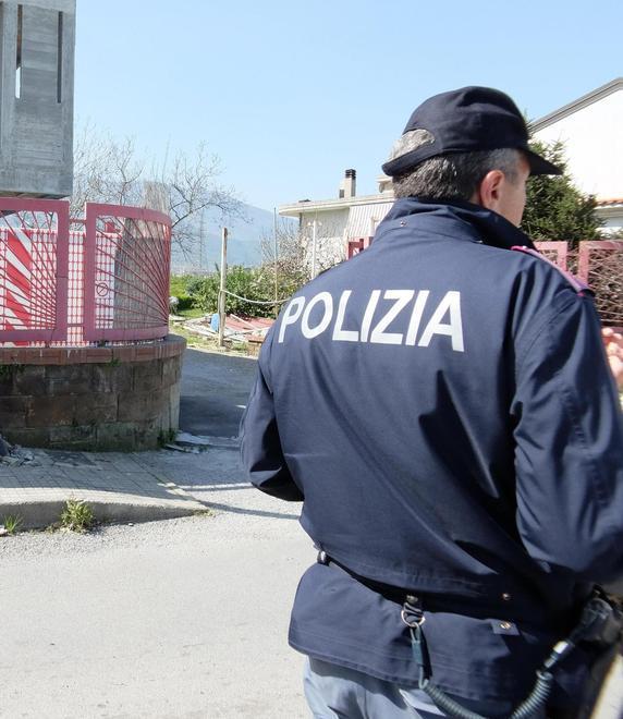 Vede i poliziotti s’impaurisce e scappa Fermato nel Corso