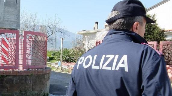 Vede i poliziotti s’impaurisce e scappa Fermato nel Corso