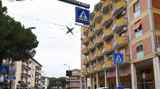 Con la bici contro l’auto sull’attraversamento