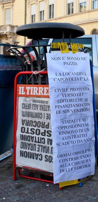 Edicolanti, la protesta in città Locandine a testa in giù 