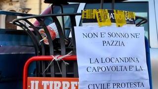 Edicolanti, la protesta in città Locandine a testa in giù