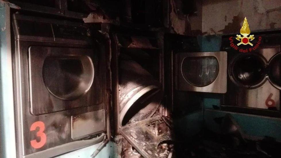 Incendio nella lavanderia, quattro appartamenti evacuati 