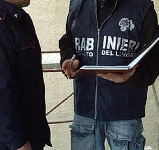 Avevano permessi di soggiorno con false assunzioni in aziende 