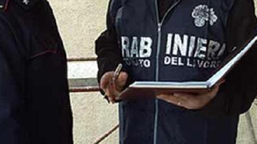Avevano permessi di soggiorno con false assunzioni in aziende