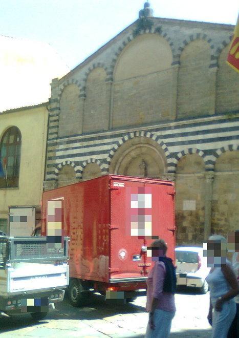 Panchine contro le auto in sosta selvaggia