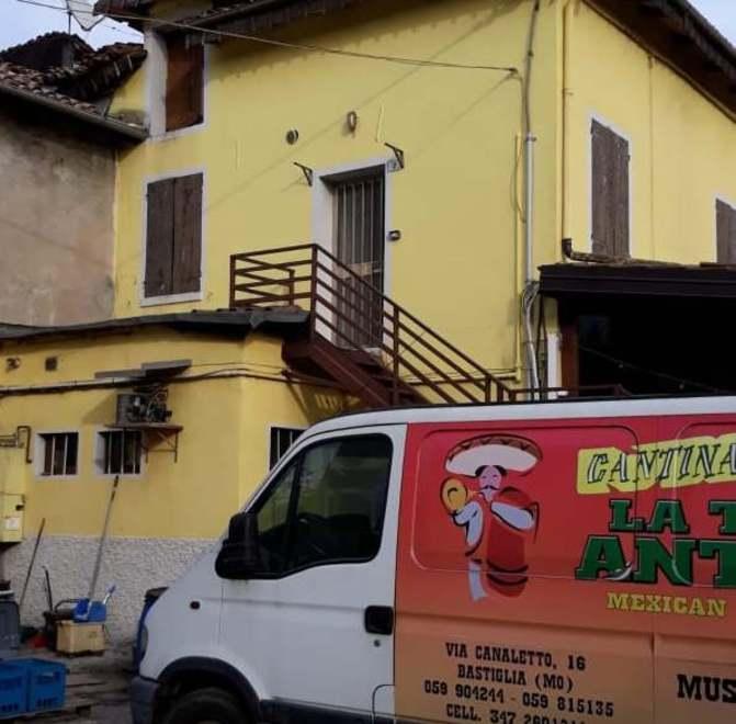 Ladri in casa dei ristoratori impegnati al lavoro