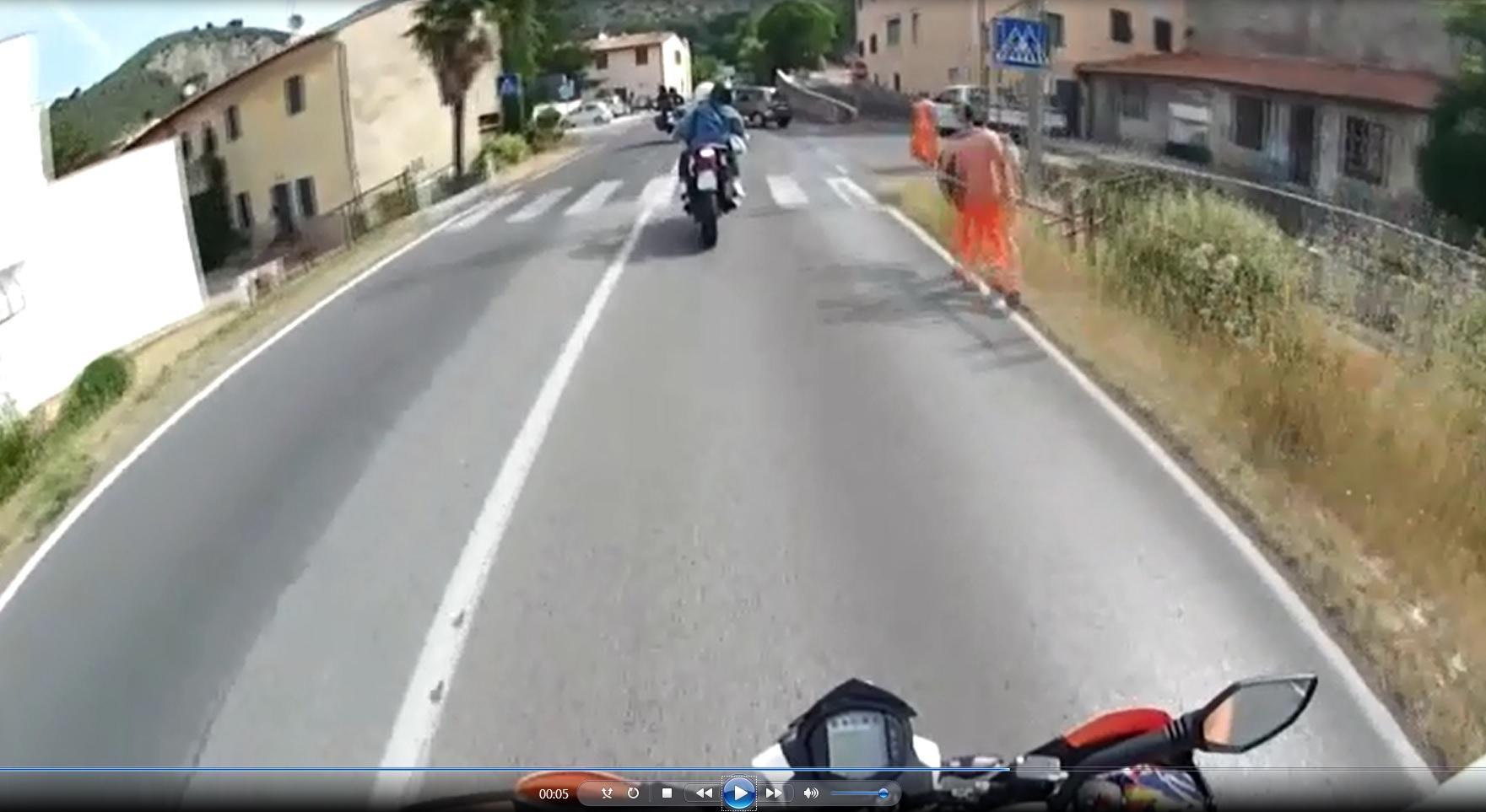 Morì in sella alla moto, le immagini choc dell'incidente: il video 