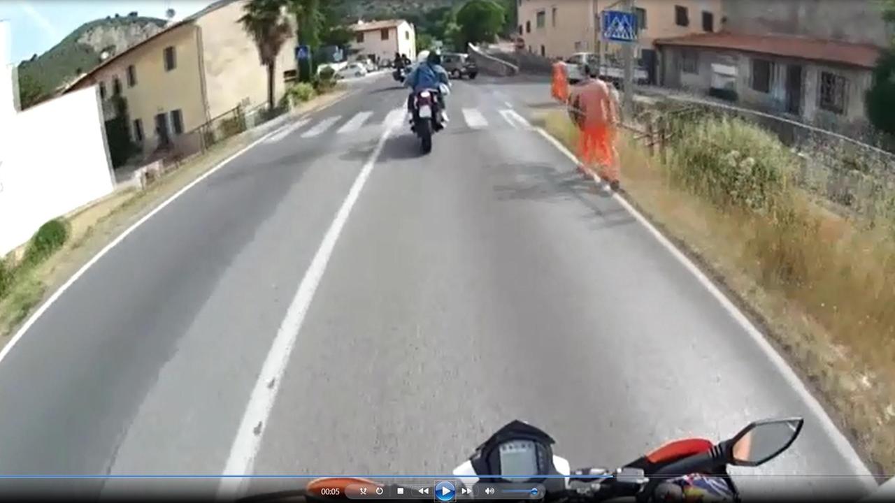 Morì in sella alla moto, le immagini choc dell'incidente: il video