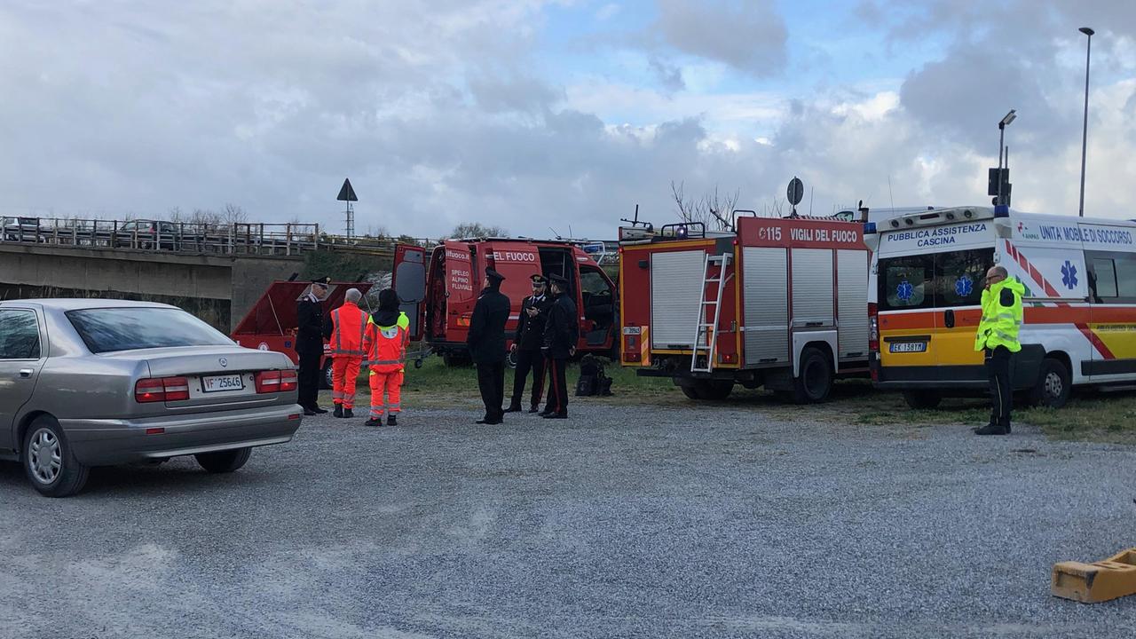 Carabinieri e vigili del fuoco durante le ricerche della persona dispersa in Arno