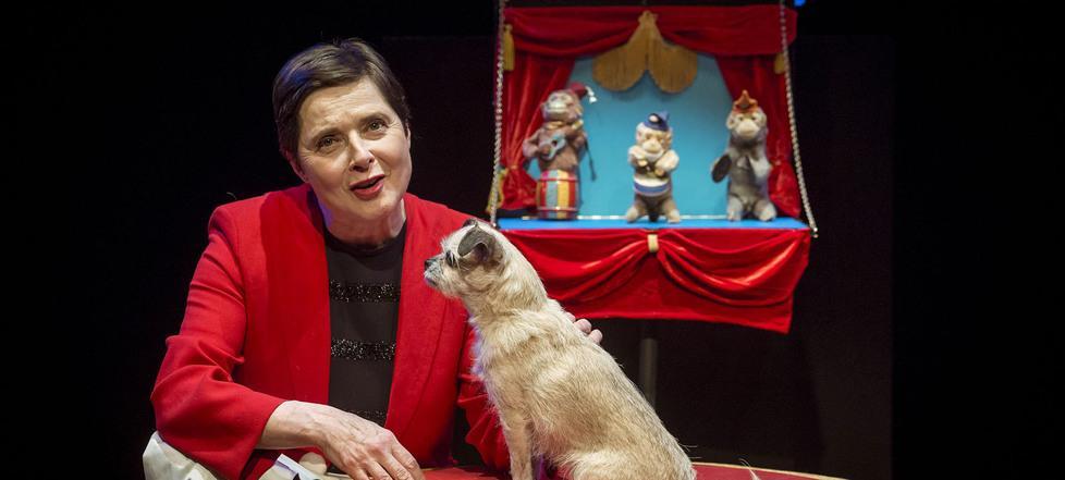 Isabella Rossellini a Pistoia sul palco con il cane Pan 