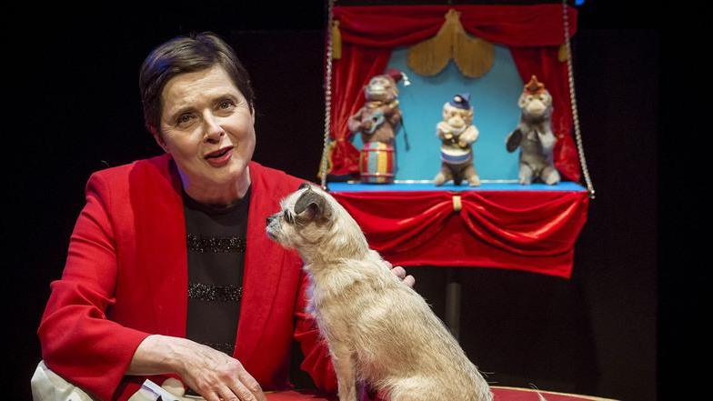 Isabella Rossellini a Pistoia sul palco con il cane Pan