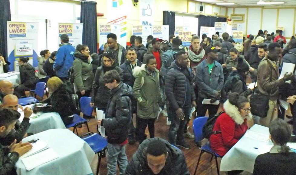 Ci provano in 400 alla Borsa lavoro per un impiego che duri un’estate 