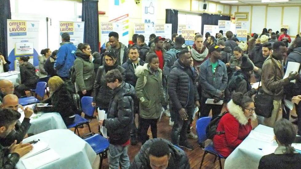 Ci provano in 400 alla Borsa lavoro per un impiego che duri un’estate