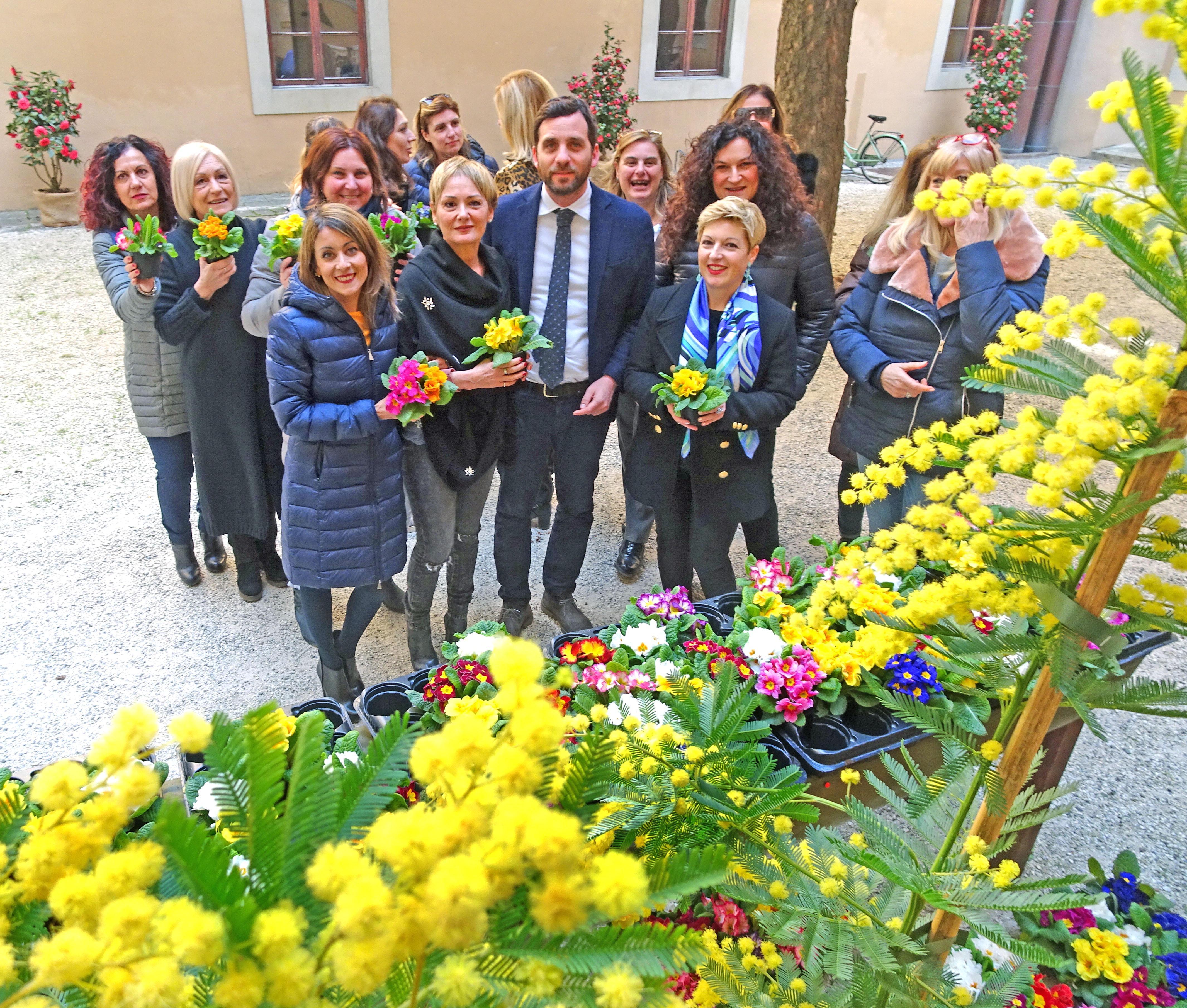 Il sindaco Alessandro Tomasi ha partecipato all'omaggio floreale nel giorno della festa della donna (foto Lorenzo Gori)