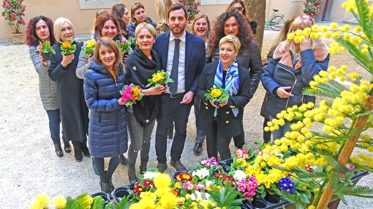 Il sindaco Alessandro Tomasi ha partecipato all'omaggio floreale nel giorno della festa della donna (foto Lorenzo Gori)