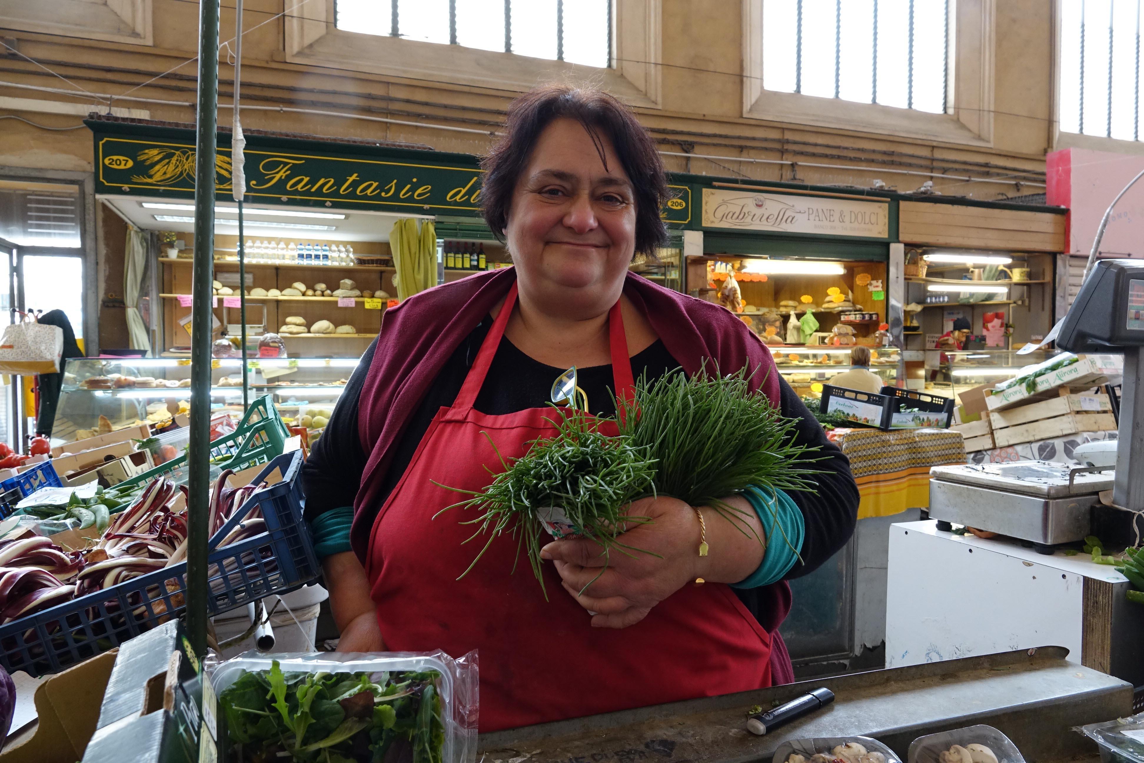 Tiziana Martini nel suo regno delle verdure al banco 3