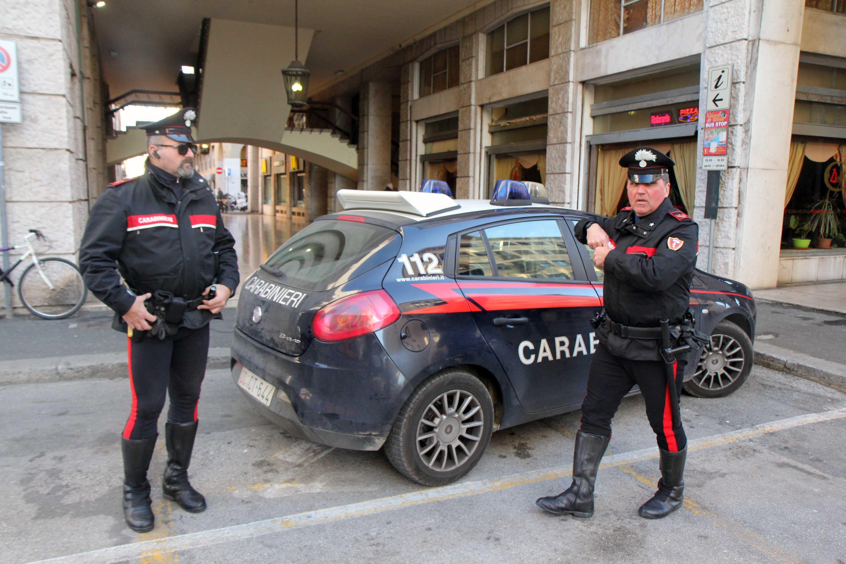 Carabinieri durante un controllo in piazza Grande (foto Salvini/Pentafoto)