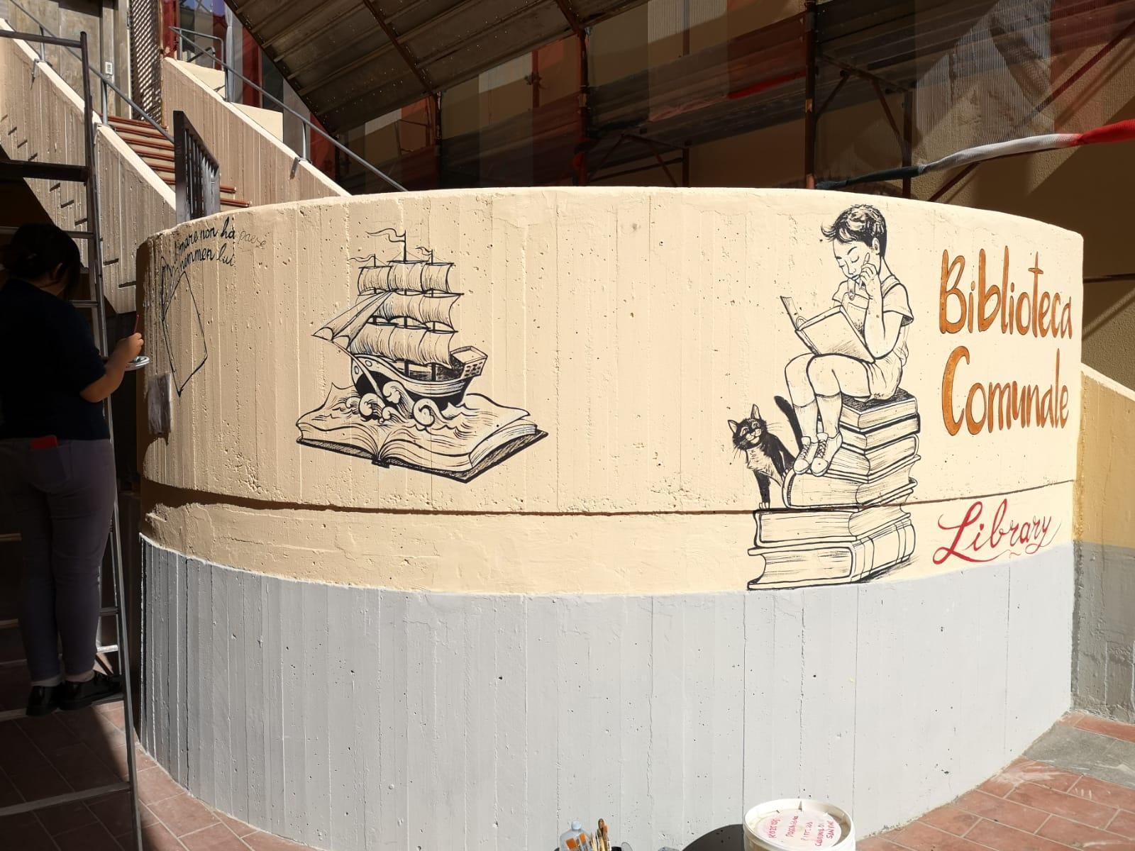 L'artista Elena Cannella durante la realizzazione del murale